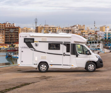 Vista lateral de autocaravana en zona portuaria mediterránea