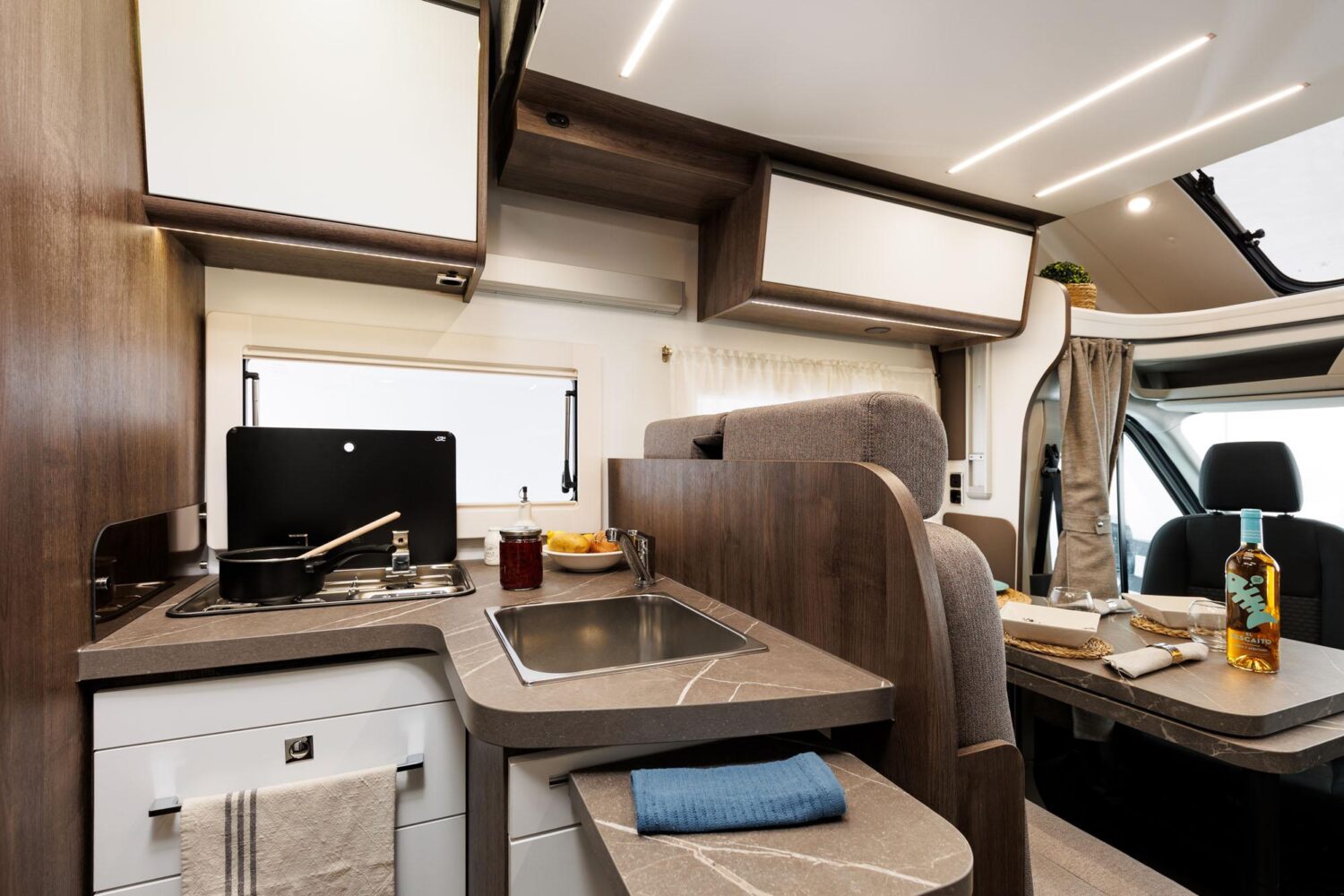 comedor y cocina autocaravana